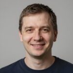Довольный клиент Алексей Морозов после получения визовой справки в центре Medicinskie-Spravki